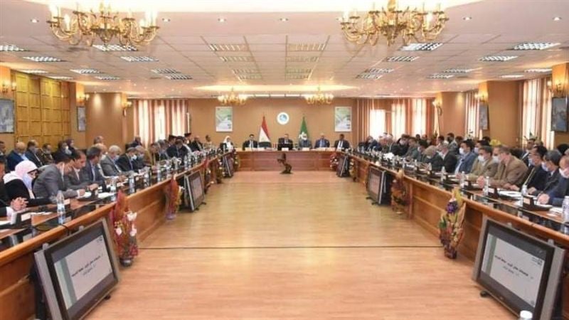 محافظ الشرقية خلال