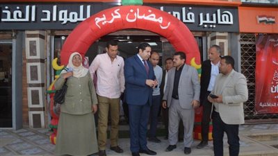 نائب محافظ بنى سويف يتفقد معارض ومنافذ السلع خلال زيارته للواسطى
