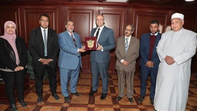 خريجو الأزهر تُكرّم محافظ بني سويف لدعمه للمبادرات التوعوية بقرى حياة كريمة
