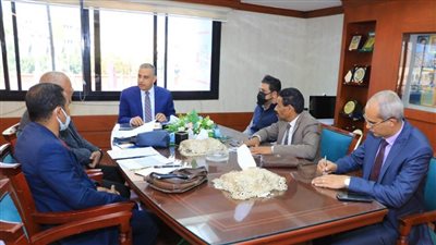 محافظ سوهاج يبحث استعدادات المحافظة لموسم توريد الأقماح 2022 م