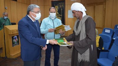 محافظ المنيا يسلم 84 عقد زراعة ومبان لتقنين أوضاع أراضي أملاك الدولة