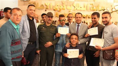 جامعة أسيوط تسلم 16 شهادة إعفاء من التجنيد لطلابها من ذوي الهمم