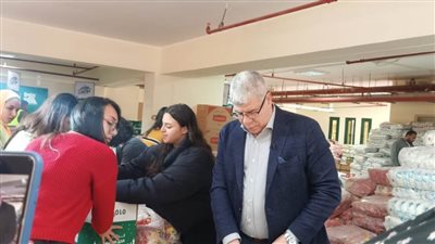 الكابتن أحمد شوبير يشارك مؤسسة مصر الخير في تعبئة كراتين حملة رمضان 