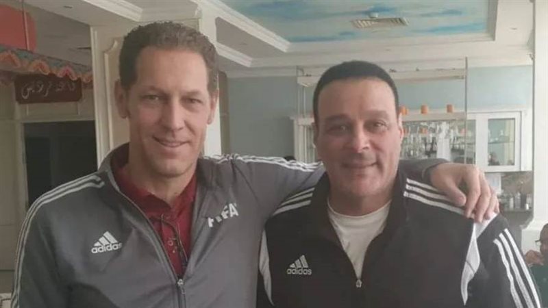 مسؤول الفيفا مع عصام