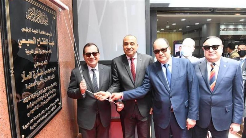 الملا يزيح الستار