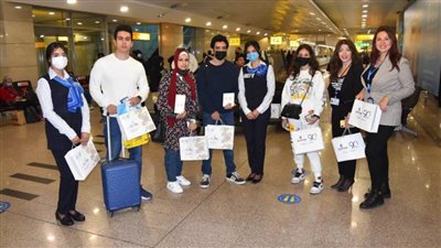 احتفالا بشهر رمضان مصر للطيران توزع الفوانيس والهدايا على المسافرين بمطار القاهرة