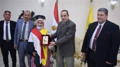 درع شمال سيناء للطالبة الفائزة في مسابقة اللغة العربية