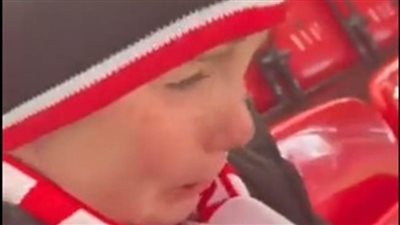 شاهد.. بكاء شديد لطفل شاهد محمد صلاح بالملعب