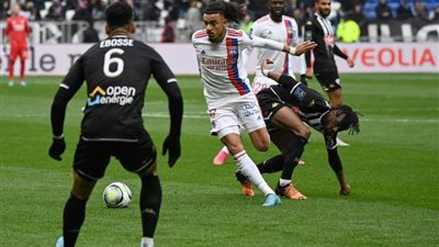 فوز ليون على أنجيه 3-2 في الدوري الفرنسي 