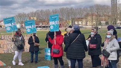 شاهد.. مهاجرون من إفريقيا يطالبون 