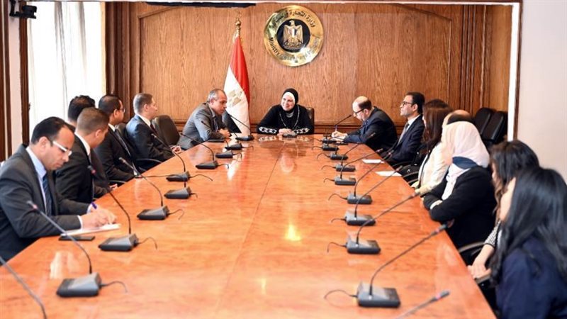 وزيرة التجارة والصناعة