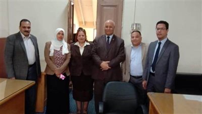 رئيس جامعة بنها يتفقد إدارات العمل ويهنئ العاملين بحلول شهر رمضان