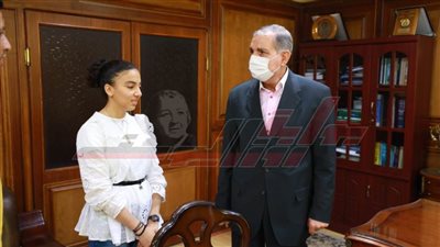 محافظ كفر الشيخ يشيد بصاحبة اختراع فرشاة الأسنان المطورة