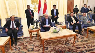 الرئيس اليمني يؤكد على أهمية التمسك بالمرجعيات والثوابت الوطنية وتوحيد الصف في اليمن
