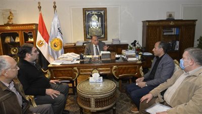 محافظ أسيوط يبحث تذليل العقبات لتنفيذ مشروعات الصرف الصحي بقرى المبادرة الرئاسية