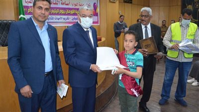 محافظ المنيا يكرم عددًا من المتفوقين وأمهات مثاليات ويسلم تجهيزات عرائس 