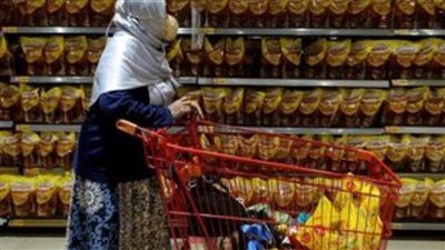 زيت الطهي في حراسة الشرطة بإندونيسيا.. و2 لتر لكل عميل