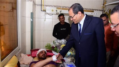 رئيس جامعة سوهاج يزور أحد أفراد إدارة السيارات للاطمئنان على حالته الصحية