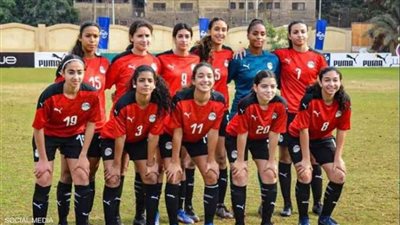 منتخب الكرة النسائية بالأحمر أمام الهند