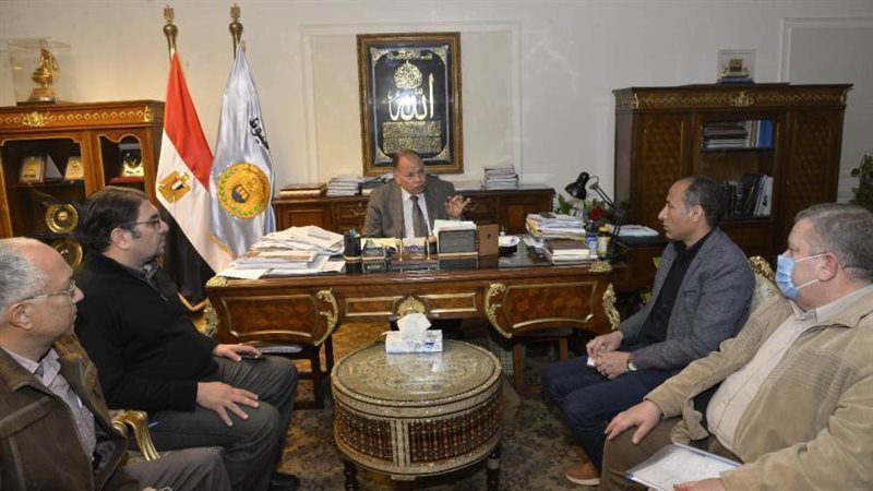 محافظ أسيوط يبحث