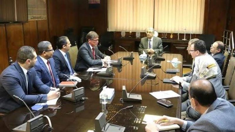 وزير الكهرباء يبحث