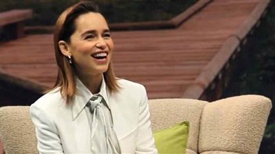 إميليا كلارك تهاجم الجمهور المصري بسبب الفنان عمرو مصطفى 