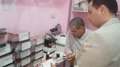 غلق وتشميع عيادتين وضبط ٨ منشآت طبية تدار بدون ترخيص بالبحيرة