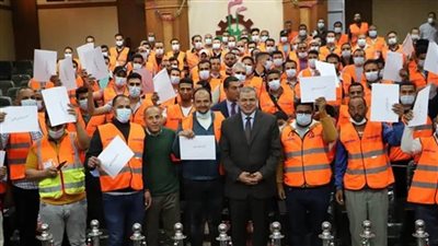  وزير القوى العاملة يسلم 11370 وثيقة تأمين للعمالة غير المنتظمة بشركة 