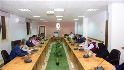 رئيس جامعة سوهاج يجتمع مع مديري العموم