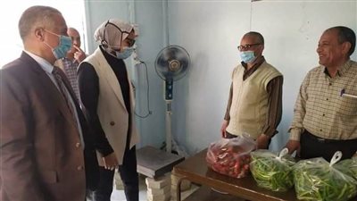 نائب محافظ الوادي الجديد تتابع السلع الغذائية بالأسواق بمدينة الداخلة