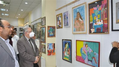 طلاب جامعة حلوان يتنافسون في 800 عمل فني