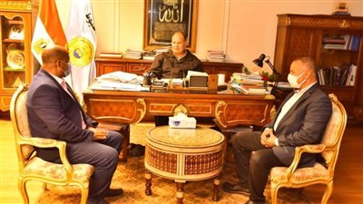 محافظ أسيوط يناقش الموقف التنفيذى لمشروعات البرنامج الوطني لإدارة المخلفات الصلبة بالمحافظة