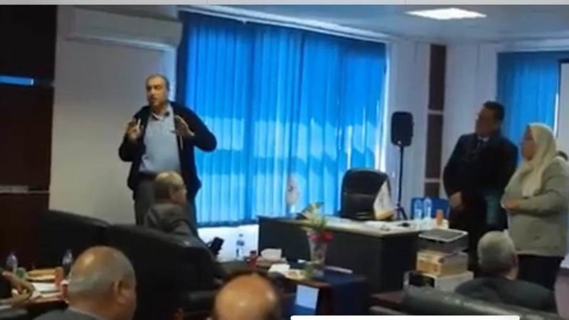 العضو خلال الاجتماع