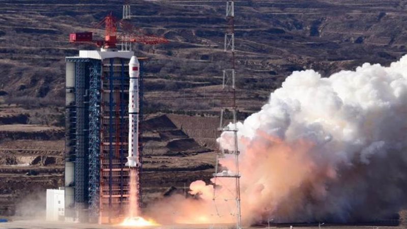 الصين تطلق قمرا صناعيا