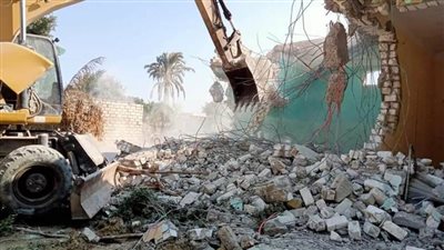 إزالة تعديات على أراضٍ زراعية بقريتي منبال وأبو عزيز بمطاي شمال المنيا