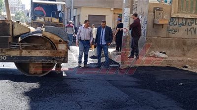 استمرار رصف الطرق بالأسفلت والإنترلوك بكفر الشيخ