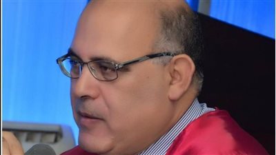 العميد الأسبق لعلوم سوهاج يحصل على جائزة الرواد في العلوم الأساسية