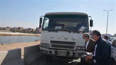 محافظ القليوبية يضبط 4 سيارات عكس اتجاه ولعدم التزام بتغطية الحمولة