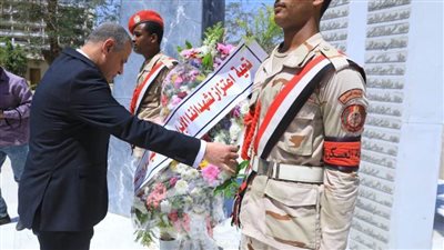 محافظ سوهاج يضع إكليل الزهور على النصب التذكاري لشهداء المحافظة