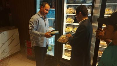 تحرير 28 محضرا وتشميع محل ومخزن وضبط سلع منتهية الصلاحية خلال حملات تموينية بأسيوط