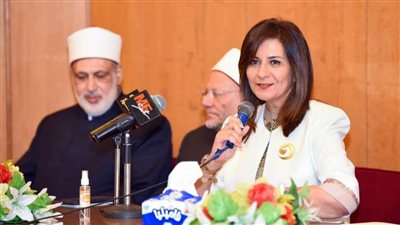 وزيرة الهجرة: 