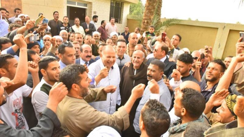 محافظ أسيوط وسط الأهالي