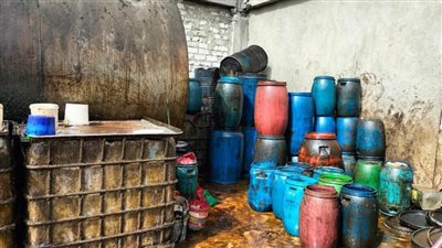 ضبط مصنع لتجميع زيوت الطعام المستخدمة بدون ترخيص بالإسكندرية