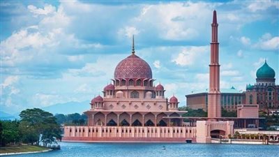 تعرّف على الجمال المعماري لمسجد بوترا الوردي أجمل مساجد ماليزيا 