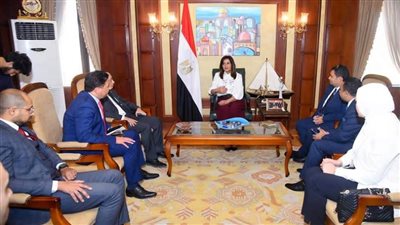 وزيرة الهجرة تبحث مع مدير شركة 