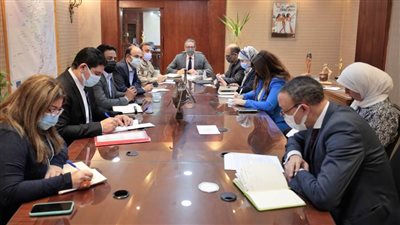 العنانى يجتمع لبحث مستجدات العمل بالمتحف المصرى الكبير والمنطقة المحيطة به