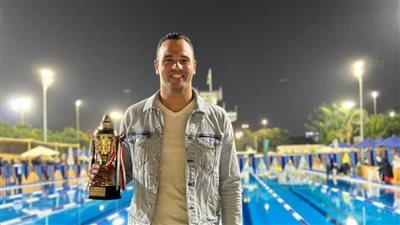 سباح مصري يشارك في بطولة كأس العالم للسباحة للأساتذة