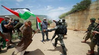 اشتباكات بين الفلسطينيين والاحتلال الإسرائيلي على أطراف رام الله لليلة الثالثة على التوالي