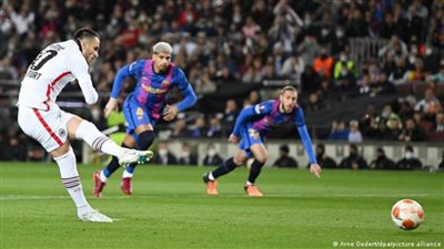 آينتراخت فرانكفورت يفوز على برشلونة 3-2 ويتأهل لنصف نهائي الدوري الأوروبي