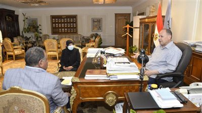 محافظ أسيوط يلتقي مسئولي التموين والزراعة لمتابعة حصاد وتوريد القمح والإجراءات المتبعة